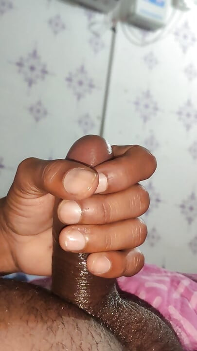 Desi bachelor boy masturbates with his hand and takes out his Beria Indian New Hot Video