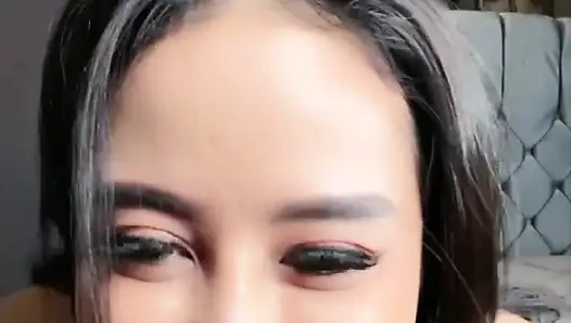 Endonezyalı model, azgın mastürbasyon yapıyor