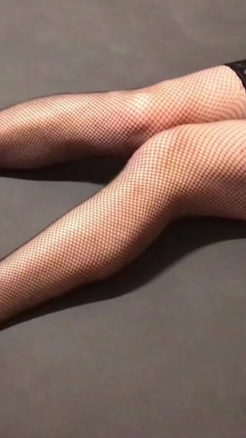 Nezaboravan trenutak iz filma "Dugonoga transvestita u mrežastim čarapama, donjem rublju"