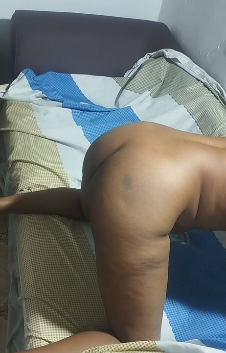 Flood the meaty Milf pussy on the couch