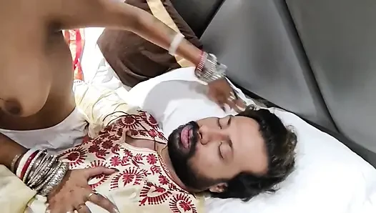 Akele me dekh kar Bhabhi ji jabbar ko dasti room me pel diya