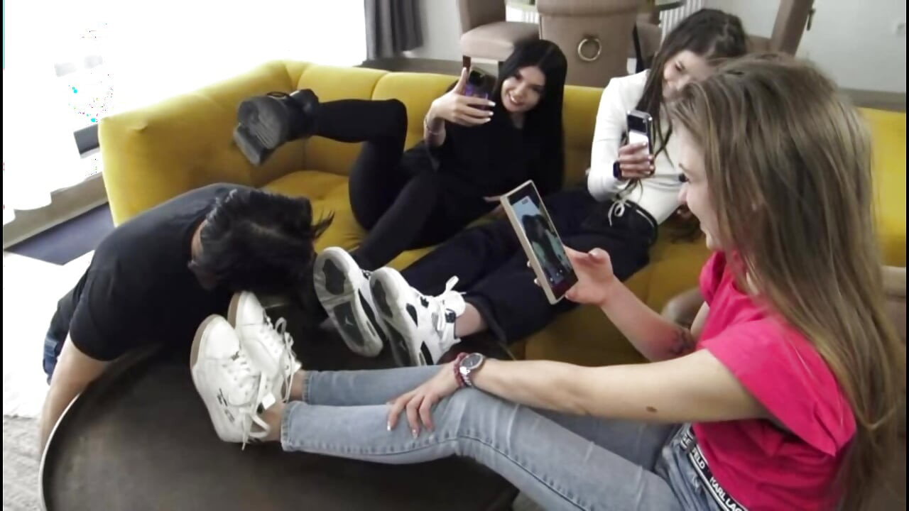 Velet kızlar köleleriyle eğleniyor
