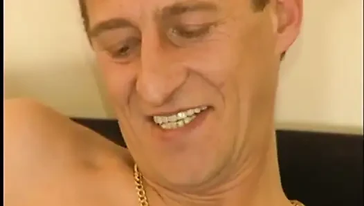 Olgun iki adamı memnun ediyor