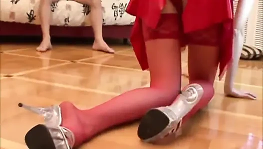 Миниатюрная блондинка трахает киску, трахает киску пальцами, лижет киску