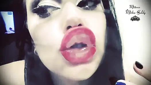 Kırmızı dudaklar cam üzerine yazdırıyor ve fransız sikişi