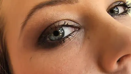 Gadis remaja sange ini lagi asik muasin memek sempitnya pakai dildo