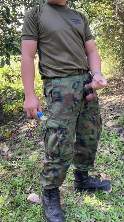 Magával ragadó pillanat a "Solider Jerks Off & Cums at Work" című dalból