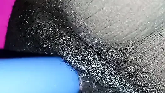 Mainin memek pakai vibrator