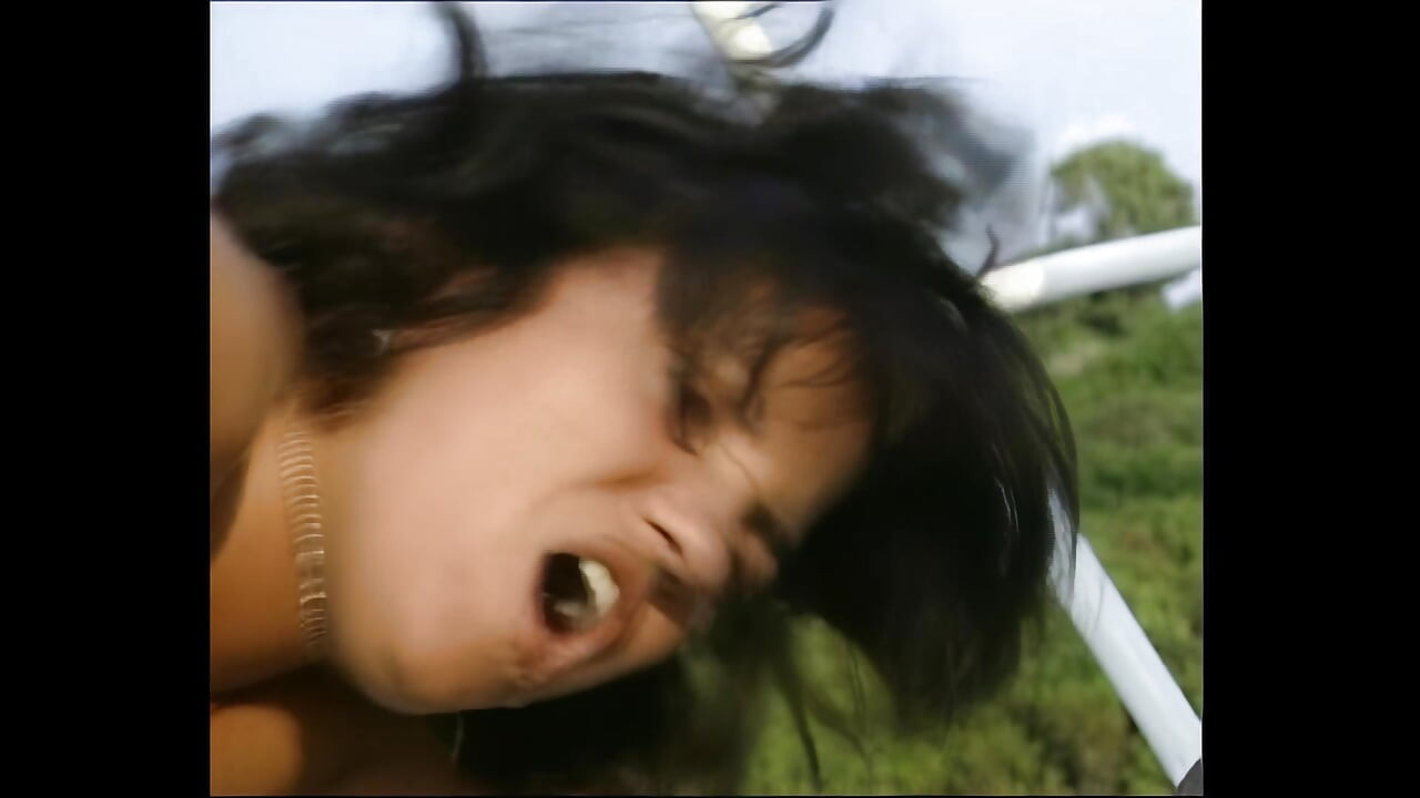 Geile brünette lutscht einen großen schwanz seiner freundin, bevor sie gefickt wird