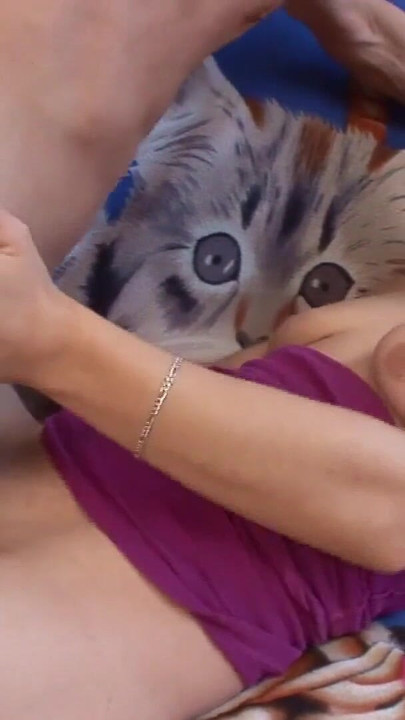 Magával ragadó pillanat a "Szörnyfasz nagypapa baszásra csábítja a floppy mellű szűz tinit" című filmből