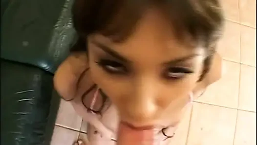 Edepsiz küçük sürtük hepsini yiyor