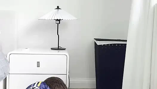 Миниатюрная фанатка Real Madrid трахает ее задницу для тебя