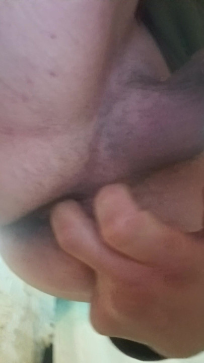 Hombre hetero masturbándose su culo rico quieres
