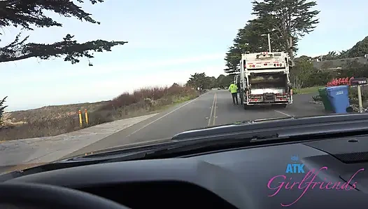 Du setzt die Seereise mit Imani fort, dann gibt sie dir einen kompletten handjob, footjob und blowjob, und endet mit dir c