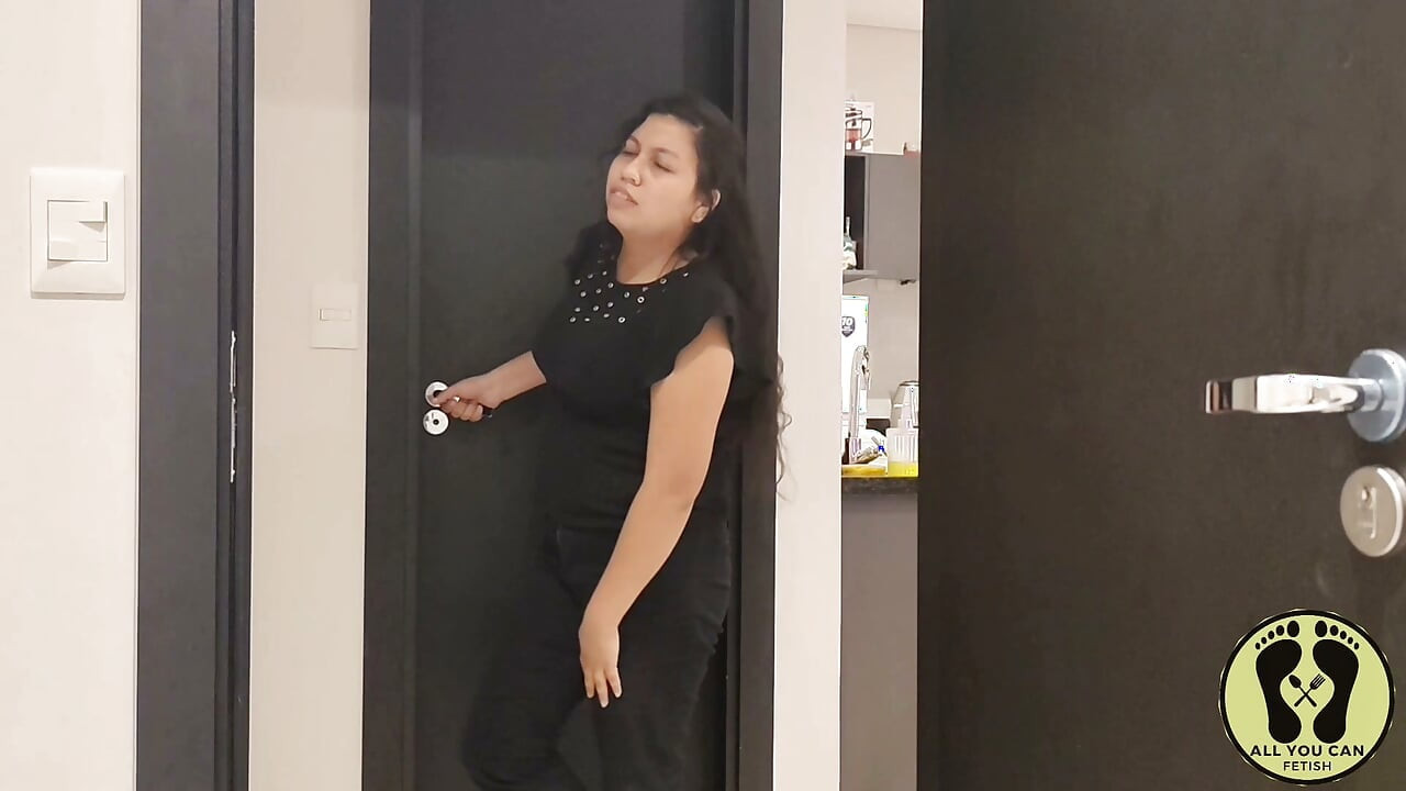PEE DESPERATION IN COUPLE DIRTY TOILET