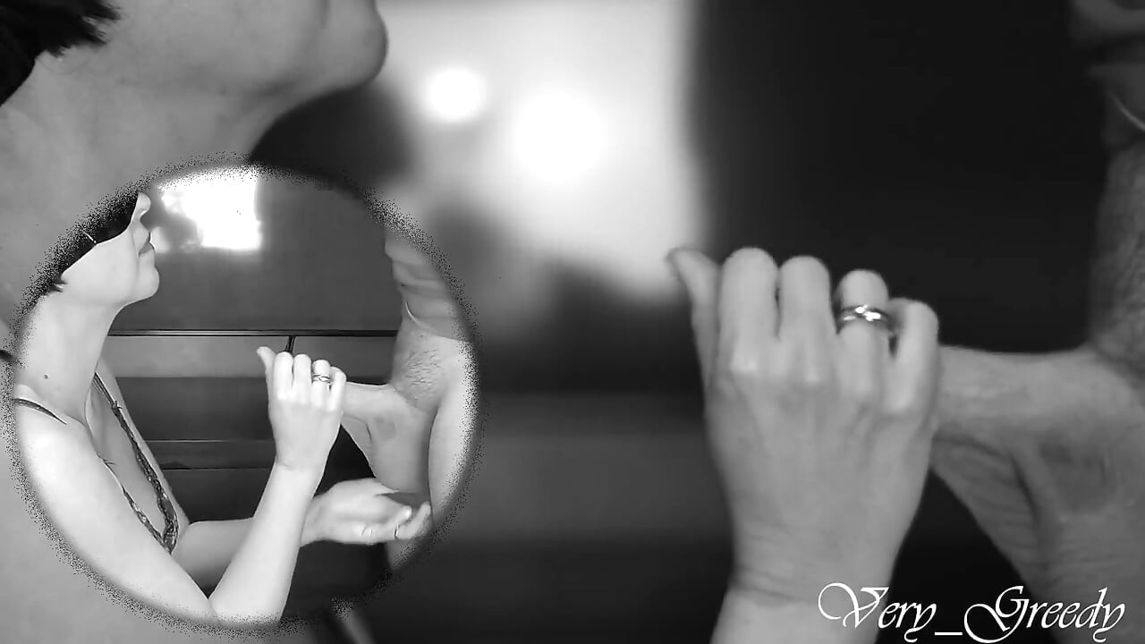 Catwoman la MILF suce une grosse bite et avale le sperme puis le lèche de ses mains en double vue