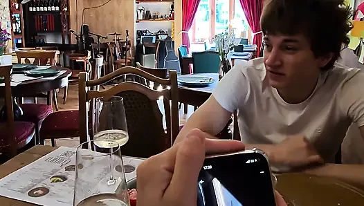 Porno oyuncusu akşam yemeği randevusumuzdan sonra boğazımı ve pürüzsüz götümü parçalıyor