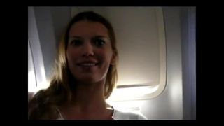 La ragazza si bagna in un aereo privato