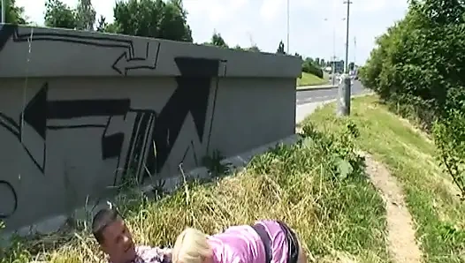 Siyah çoraplı bir sarışın için açık havada sikiş