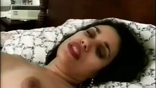 Pantat mungil cewek nakal rambut cokelat ini dientot habis-habisan sama kontol raksasa pria kulit hitam