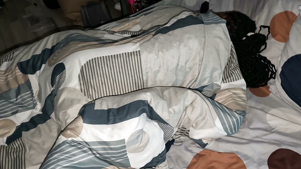 Aku berbagi ranjang sama teman sekamarku. Pantat montoknya sangat menggoda sampai aku akhirnya mengisi memeknya.