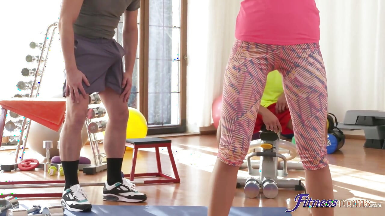 Fitness sobe - Fit tinejdžerka Angelo Godshack treba dva vruća da je rastegne