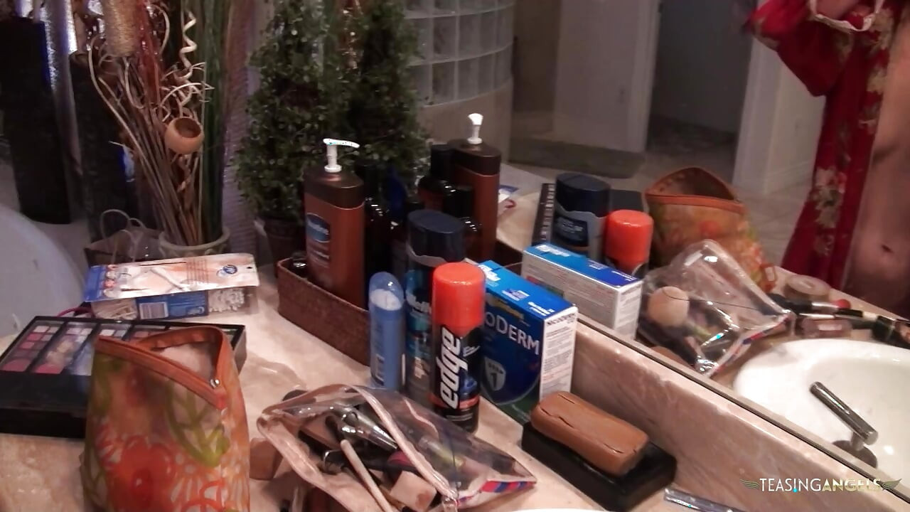 Gledanje njegove vruće cure kako se tušira čini njegov kurac tvrdim i spremnim za akciju