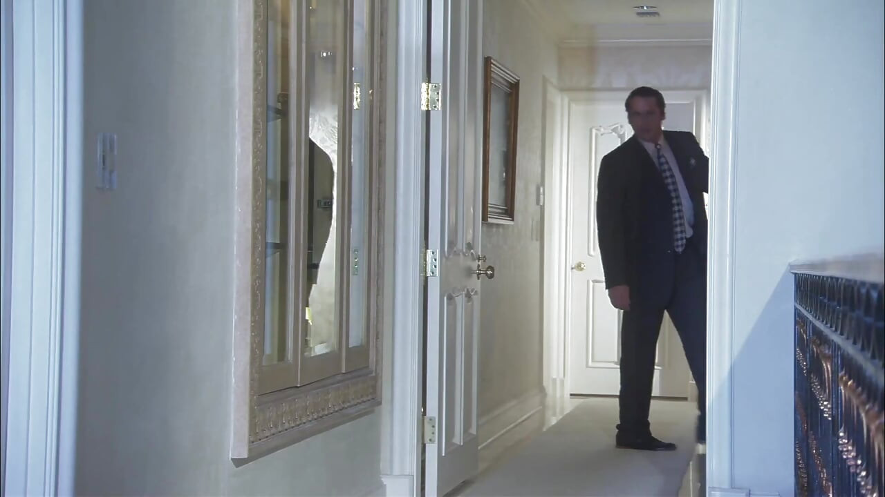 Длинноволосый любовник трахает свою жену в его собственном доме