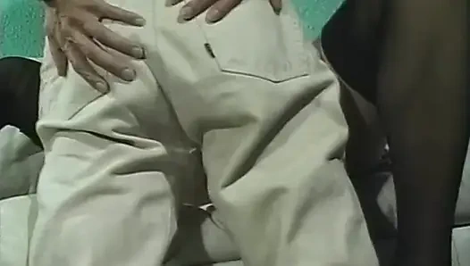 Kocaman doğal göğüslere sahip sevimli bir genç