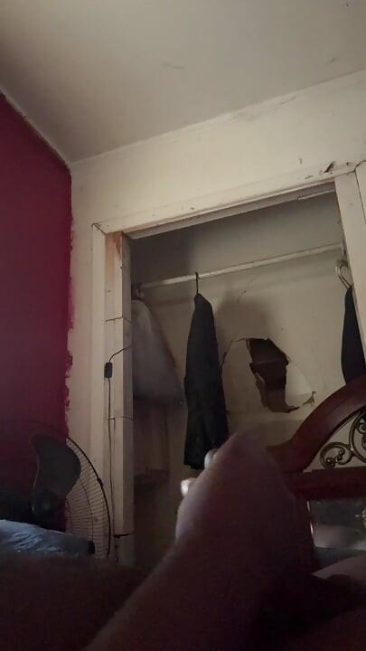 Aku menggunakan air maniku sendiri sebagai pelumas untuk keluar dari air mani muncrat lainnya