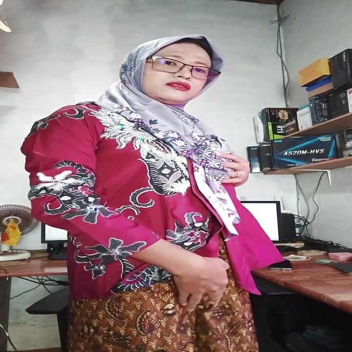Sexy Hijab Shemale Mitha Zhe Masturbates Cock