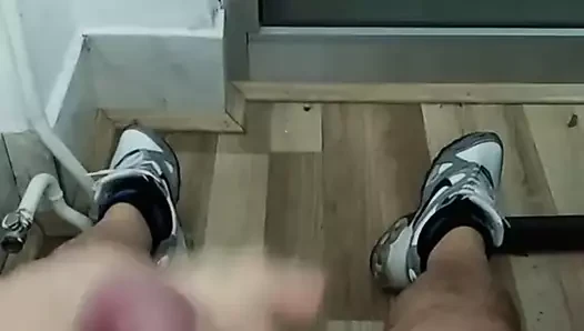 Macedonian porn video – Tatica ga drka u momackim patikama