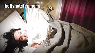 Hermanastro visita a su hermanastra a medianoche en su cama para follar su coño en secreto de su familia