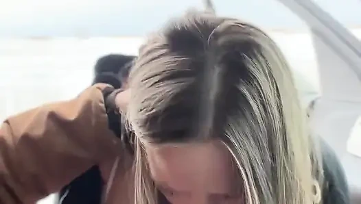 Tante seksi dengan toket besar kepergok ngentot sama supir di luar ruangan