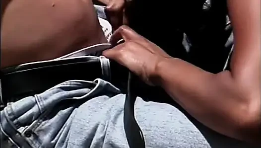 Büyük memeli Hintli sürtük sert bir yarağa atlıyor