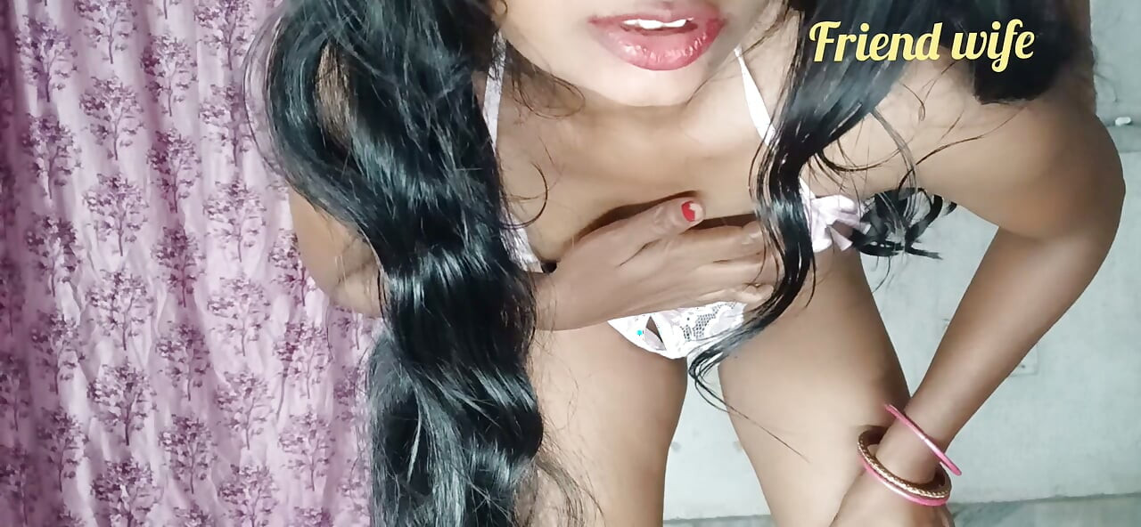 Frumoasa bhabhi indiană slabă, dansând goală și futută în fund