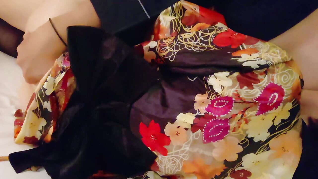 Een schattig meisje in een kimono dat graag geneukt wordt, wordt gemaakt om klaar te komen met cunnilingus, van achteren gepenetreerd en gecreampied, amateur