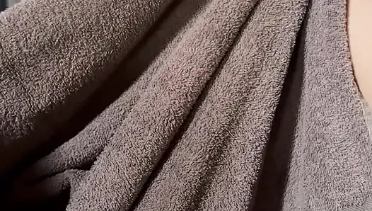 Meine füße helfen mir, laut im bett zu pinkeln - lautes pinkeln