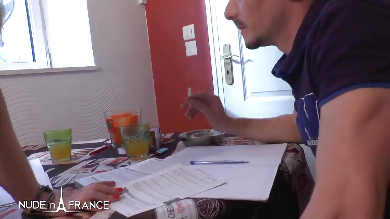 O tânără studentă de la bacalaureat merge la muncă practică și își bagă curul la gură