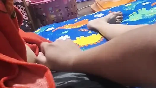 Cowok ini fingering istrinya sampai dia orgasme