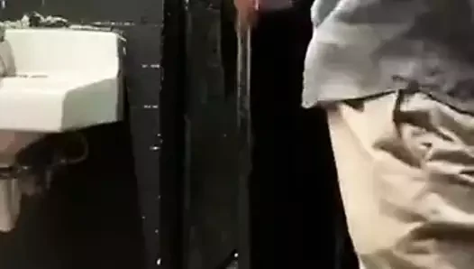 Üniversite öğrencileri banyoda