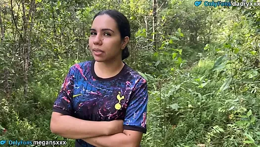 Признанная модель с большой задницей теряется, прибыв на пляж