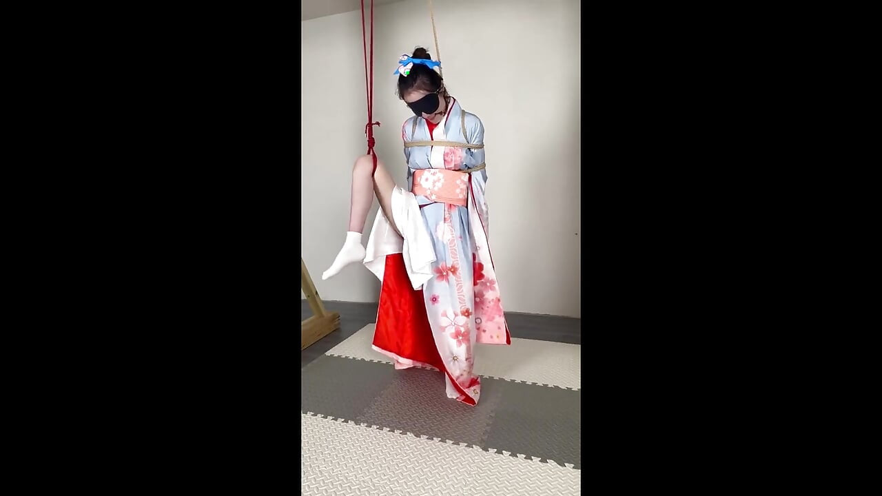 在阳光明媚的日子穿着和服的高潮版本