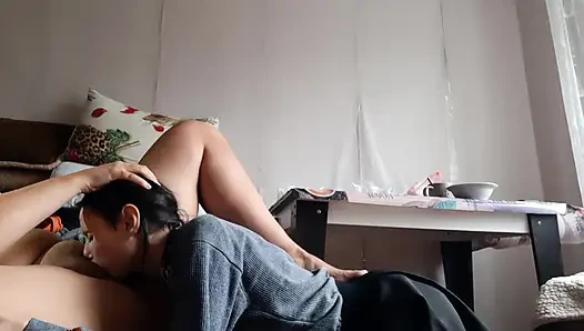 Kız arkadaşım amımı emerken, öperken ve yalarken kafa masajı yapıyorum
