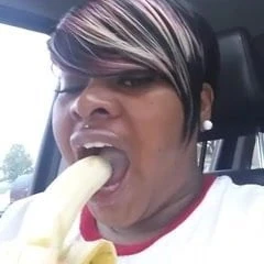 look how she suck it