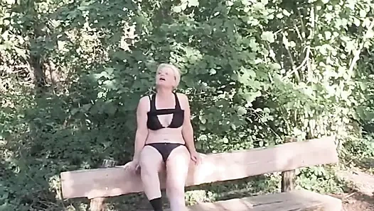 Я маленькая шлюшка, которая обожает показывать свою задницу