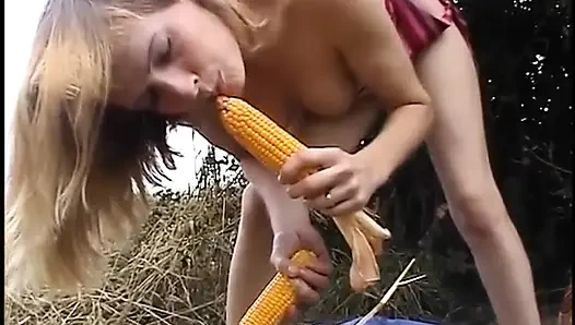 Edepsiz esmer açık havada mastürbasyon seviyor
