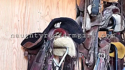 Rothaarige fickt arsch und muschi mit massivem spielzeug, das besamt werden soll