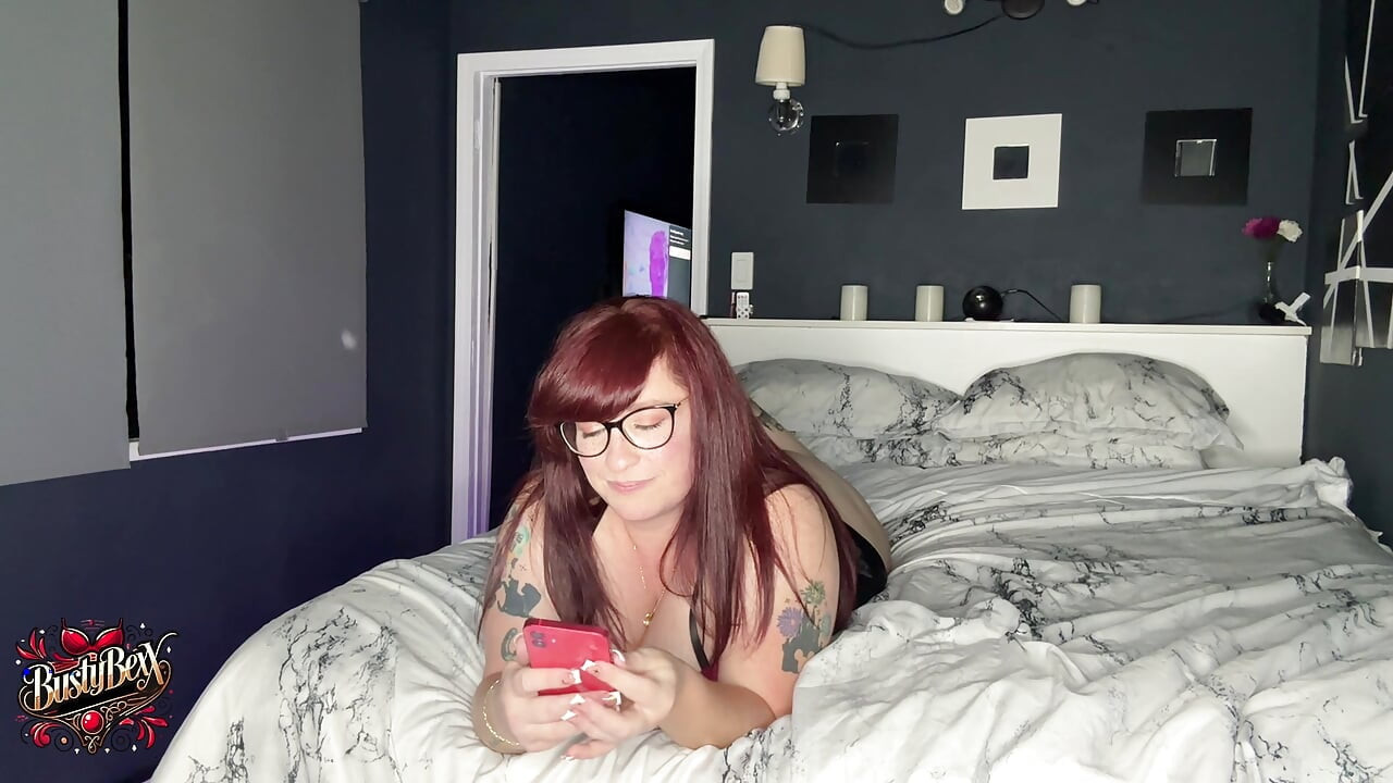 Un visage fantôme entre et baise la plantureuse Bexx