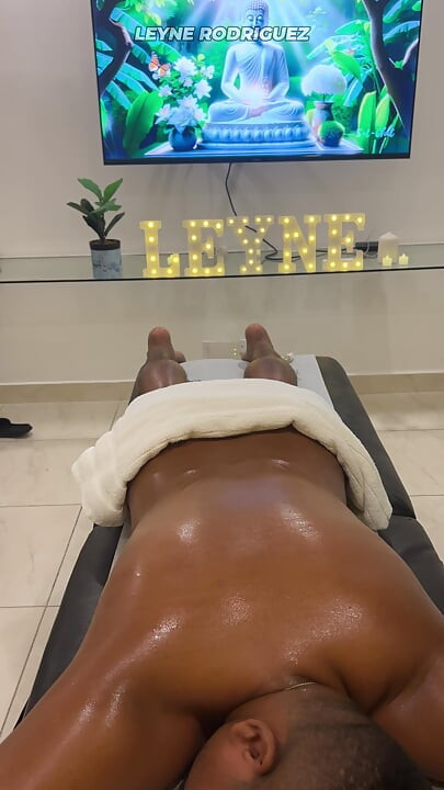Leyne Rodriguez: Latina gostosa em uniforme de massagem faz uma sessão intensa com oleada